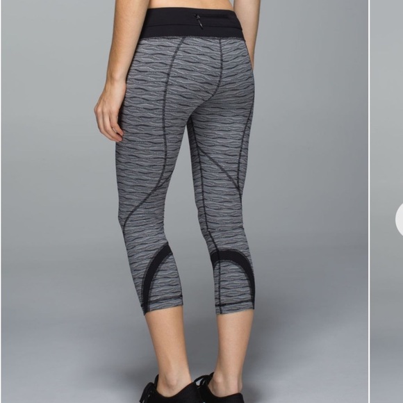 Lululemon Run Inspire Crop II All Luxtreme Textured Wave Black Silver Spoon 4 - Picture 3 of 7